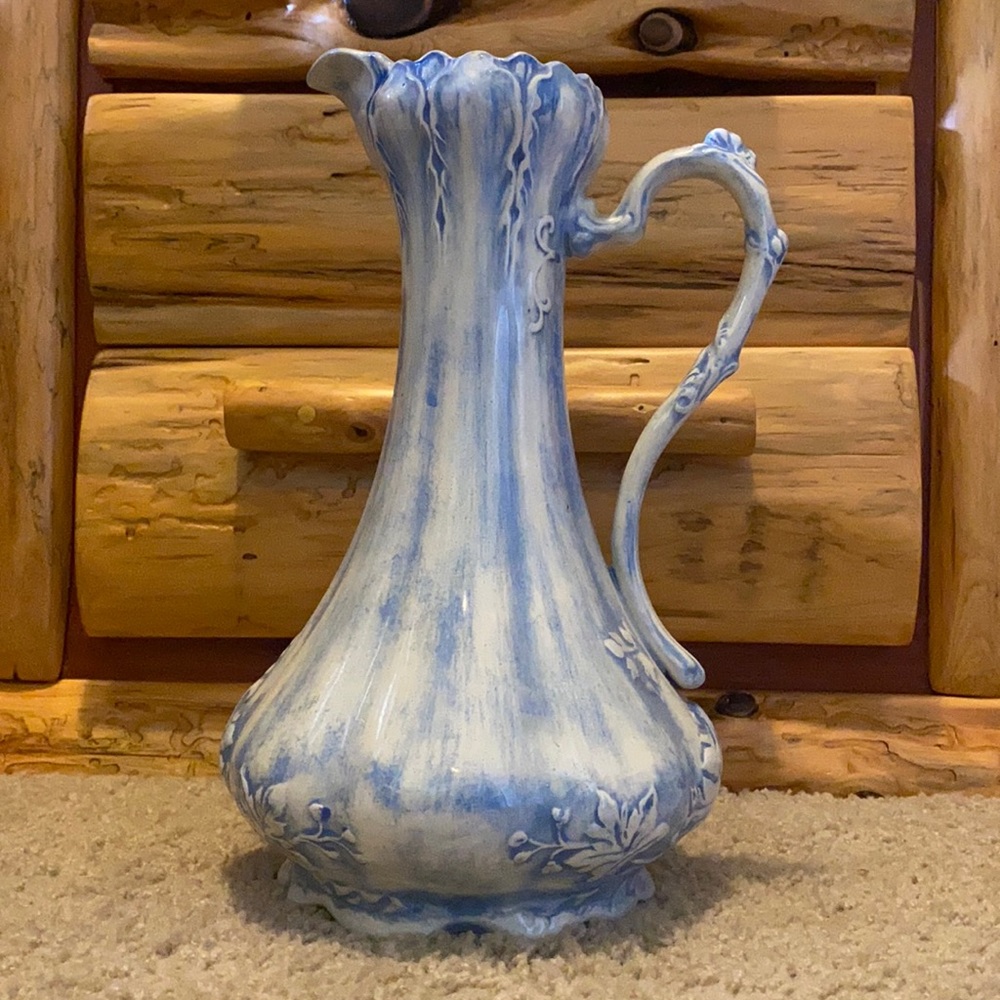 VINTAGE 1950's COLONIAL VICTORIAN STYLE CERAMIC PITCHER VASE 12" BLUE